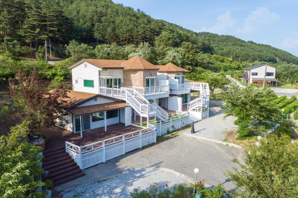 Gangneung Chunja Yeoinsook Hotel ภายนอก รูปภาพ